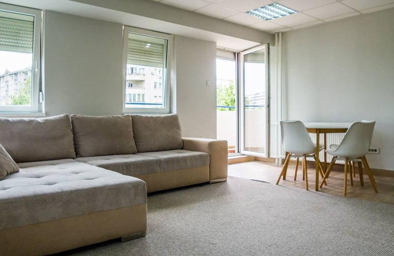 Location d’un appartement meublé et spacieux de 3 pièces, 86 m², près du centre-ville, Nouveau Belgrade, Serbie
